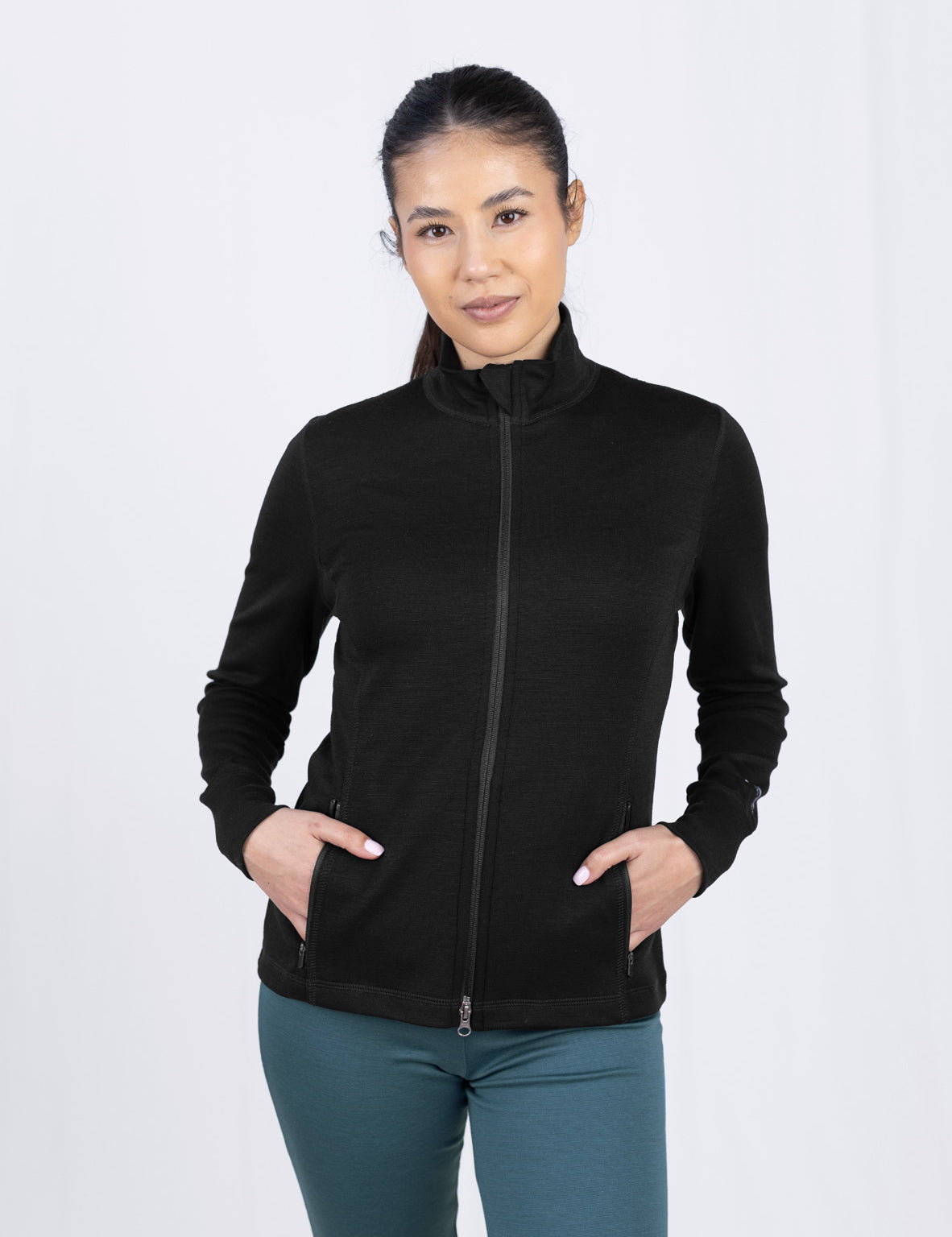 Frau in schwarzem Reißverschlussjacke