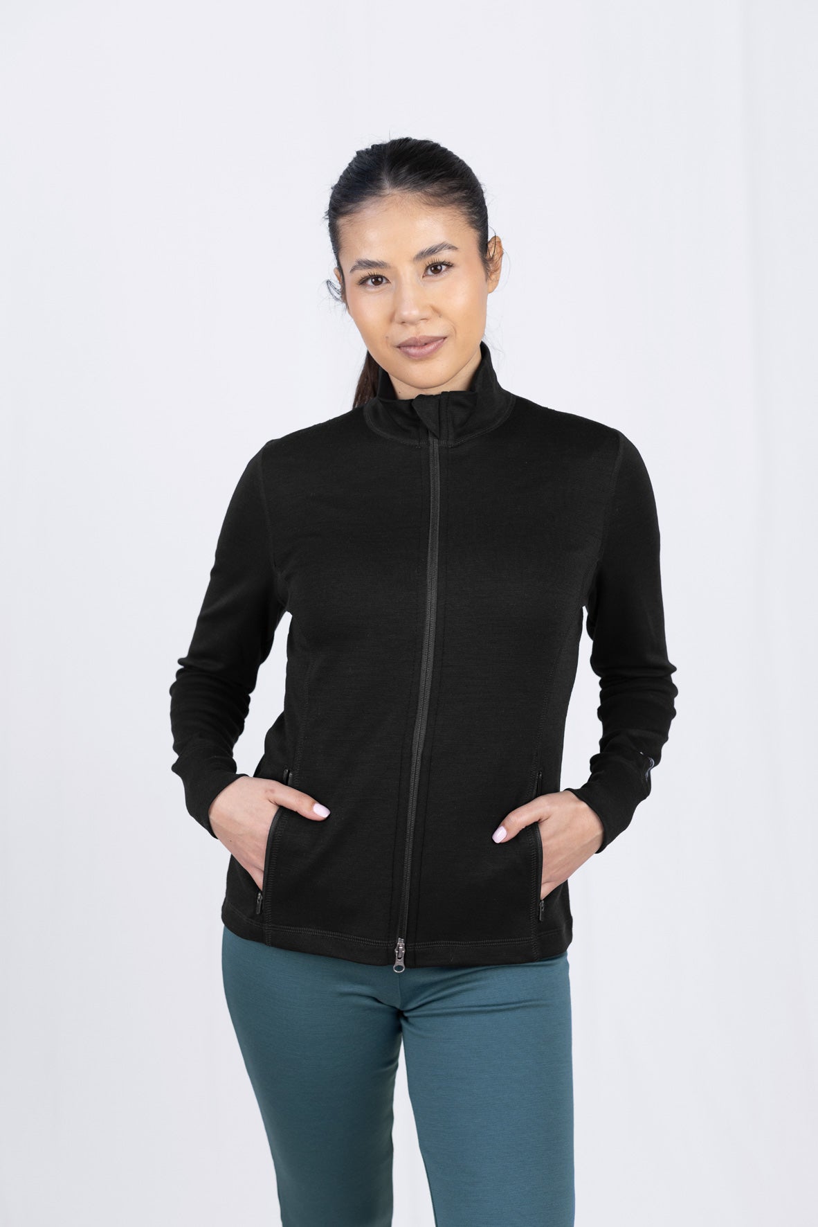 Frau in schwarzem Reißverschlussjacke
