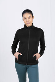 Frau in schwarzem Reißverschlussjacke