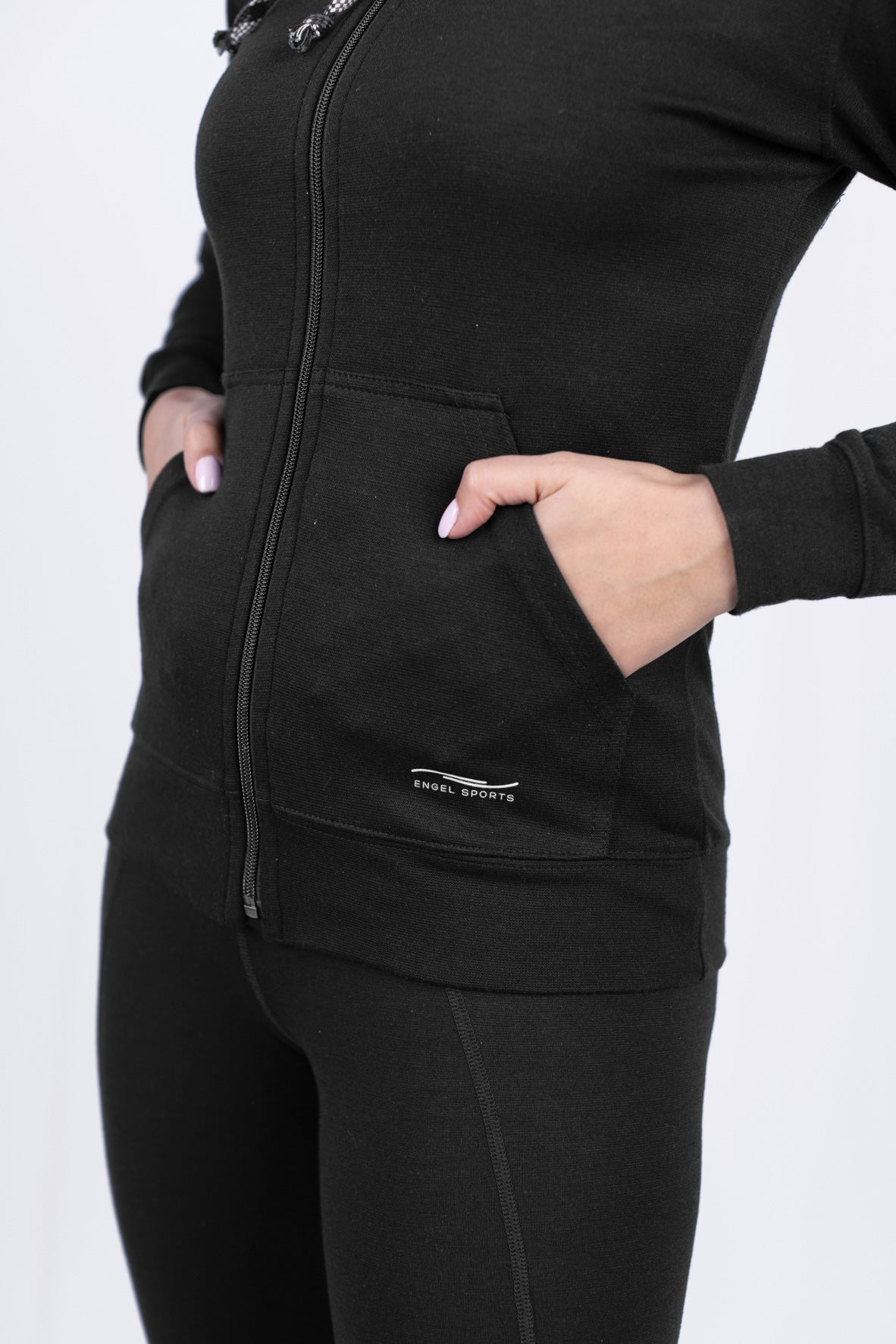 Frau in schwarzer Sportjacke, Markenlogo sichtbar