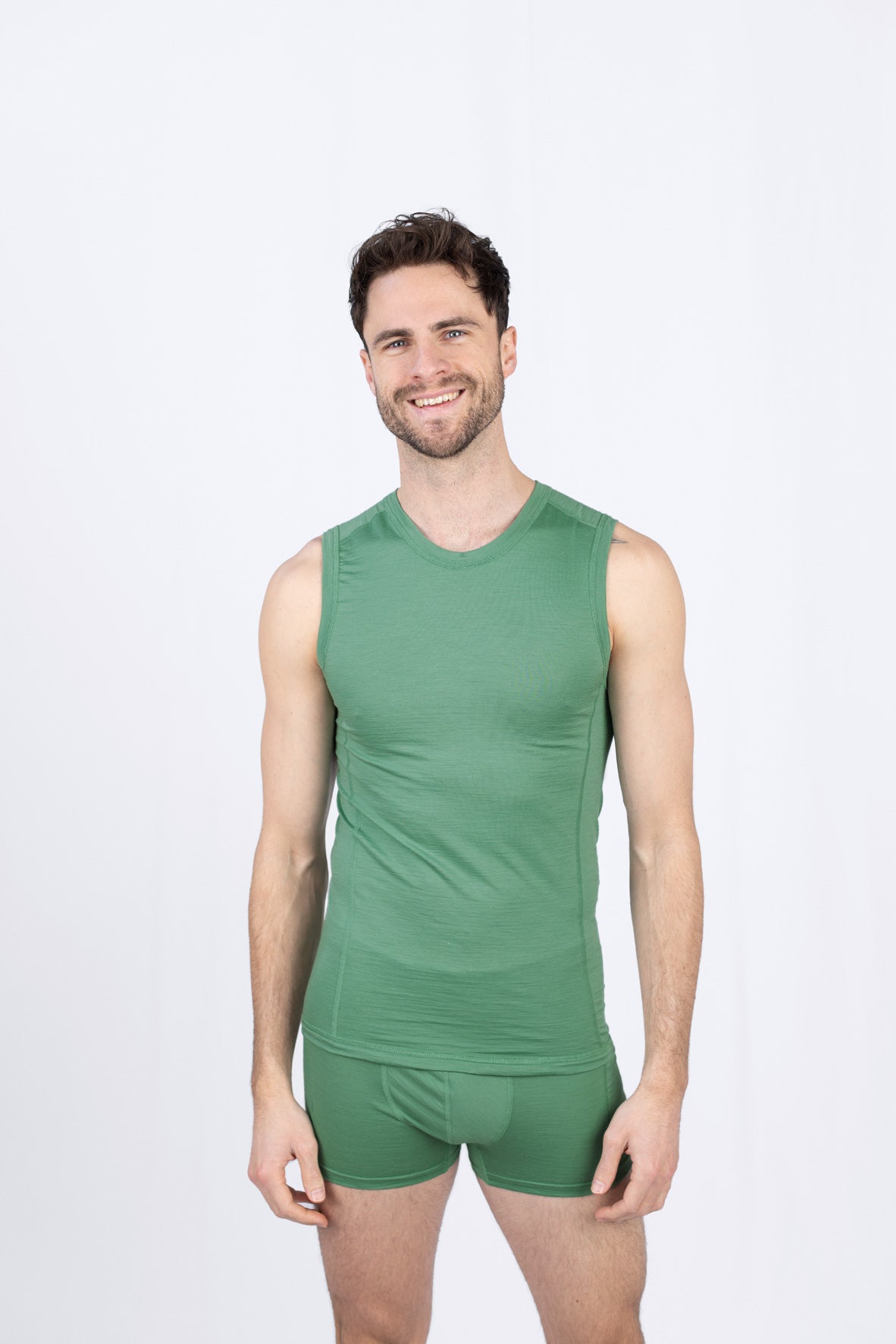 Mann in grüner Sportkleidung lächelt