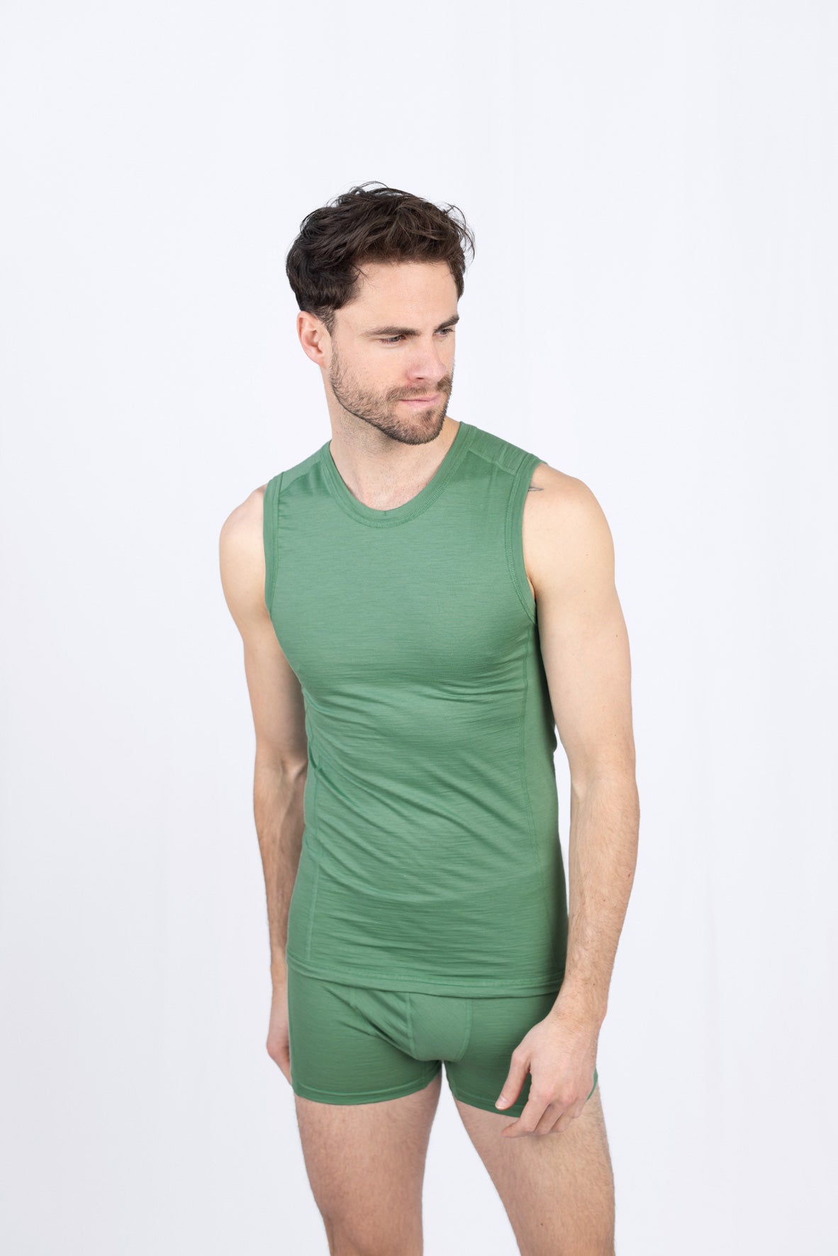 Mann in grünem Tanktop und Shorts
