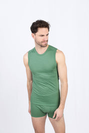 Mann in grünem Tanktop und Shorts