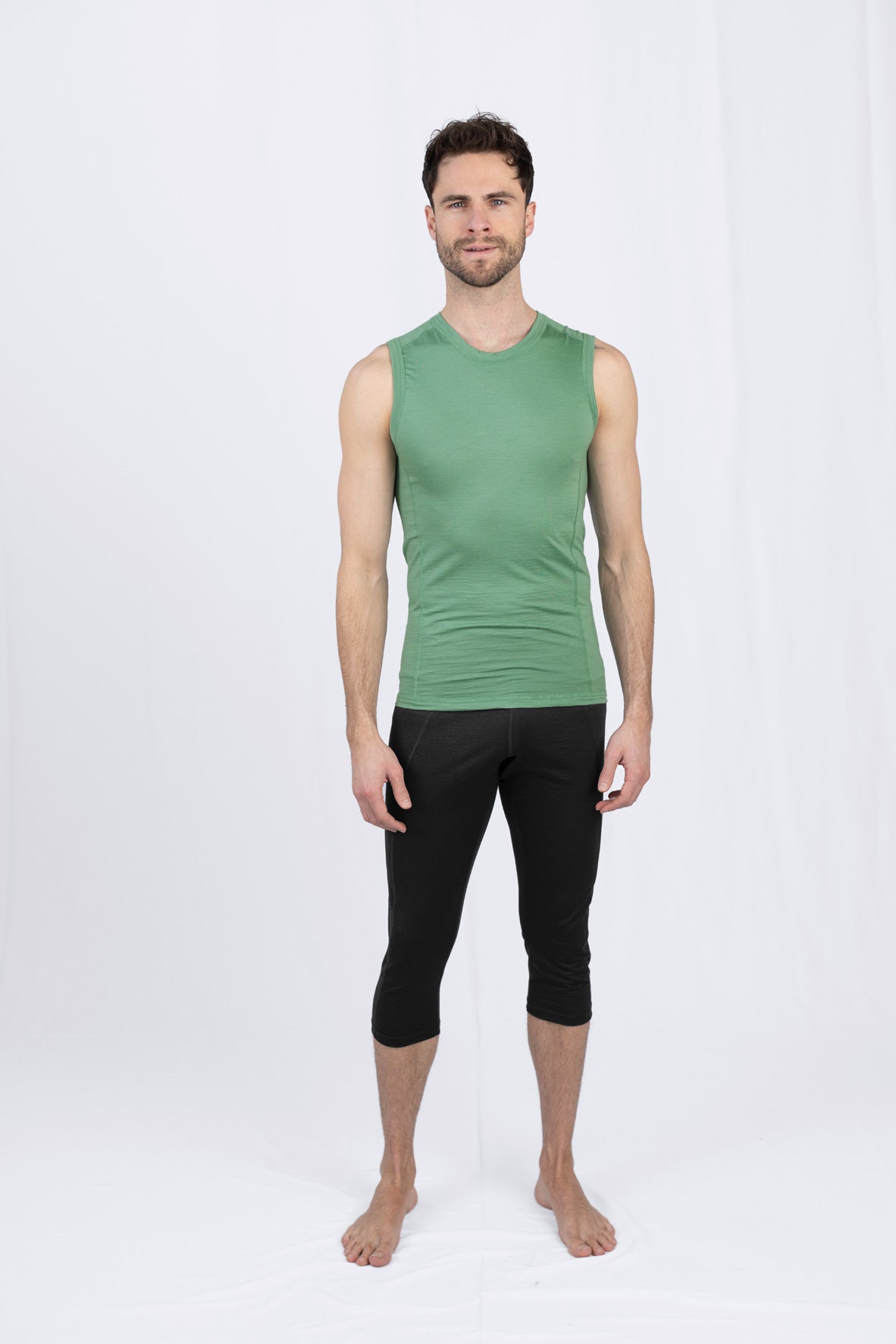 Mann in grünem Tanktop und schwarzer Leggings