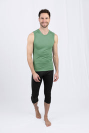 Lächelnder Mann in grünem Tanktop und schwarzer Hose