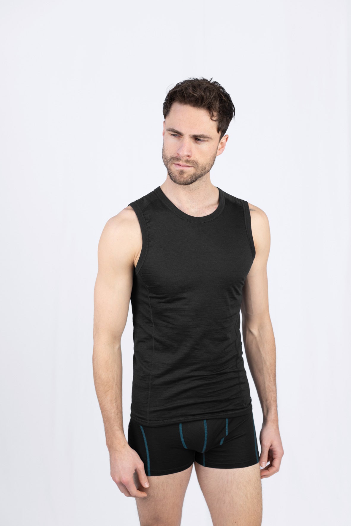 Mann trägt schwarzes Tanktop und Boxershorts