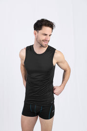 Mann in Sportkleidung lächelt seitlich