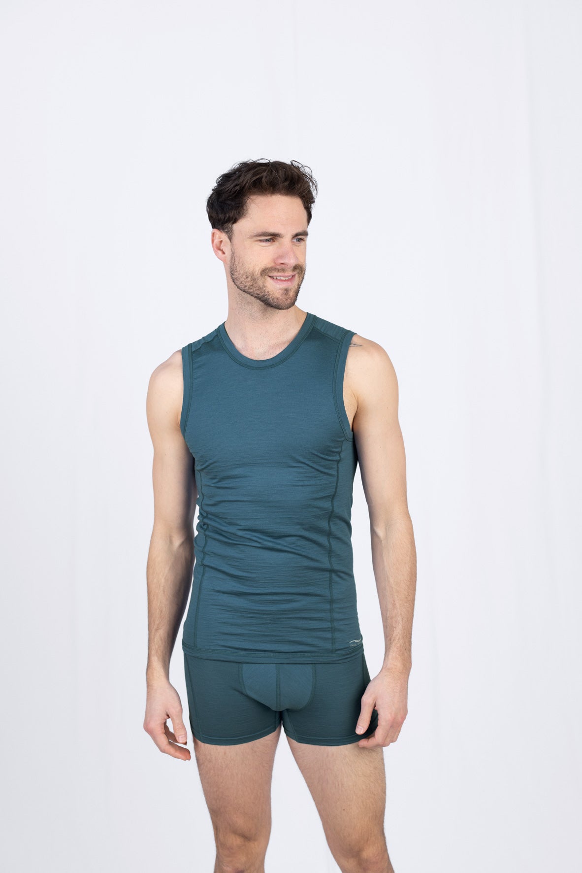 Mann im grünen Tanktop seitlich lächelnd