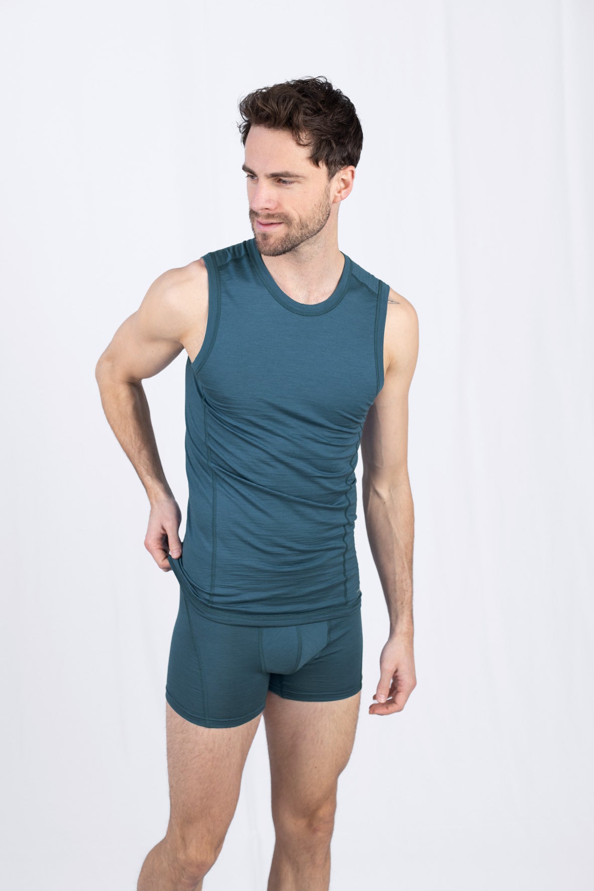 Mann in blauem Tanktop und Shorts