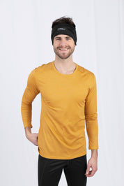 Mann mit Stirnband lächelt in gelbem Shirt