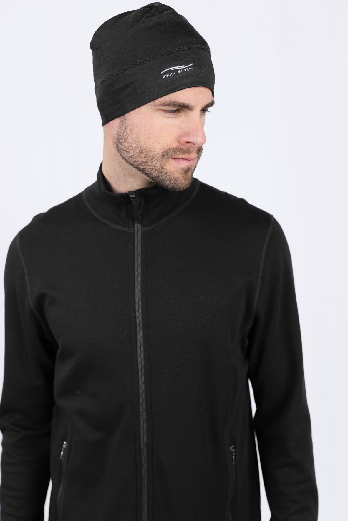 Mann trägt schwarze Mütze und Jacke