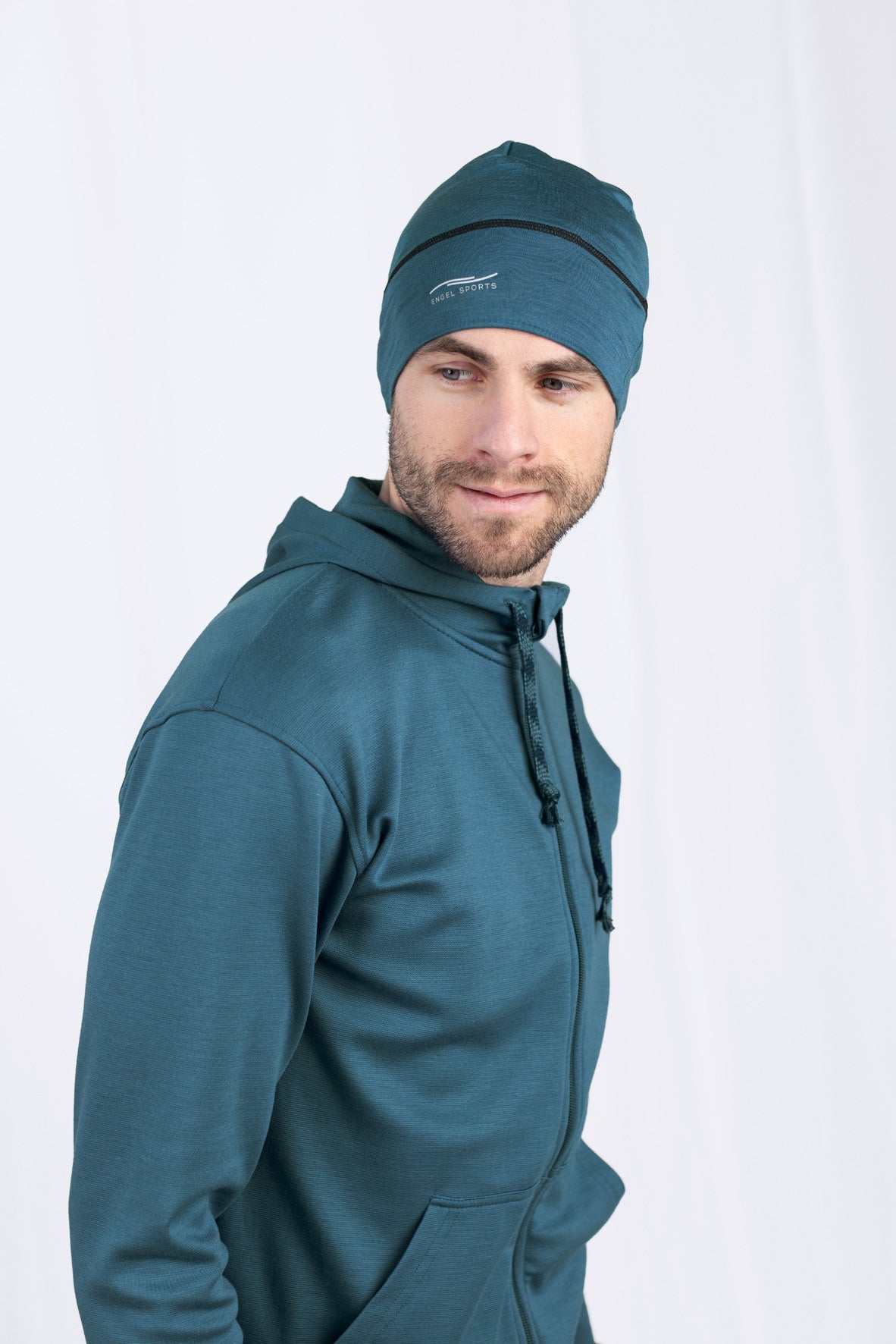 Mann in blauer Mütze und Kapuzenpullover