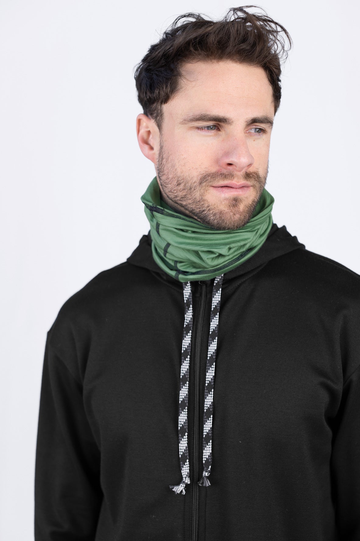 Mann mit grünem Schal und schwarzer Jacke