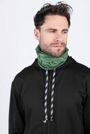 Mann mit grünem Schal und schwarzer Jacke