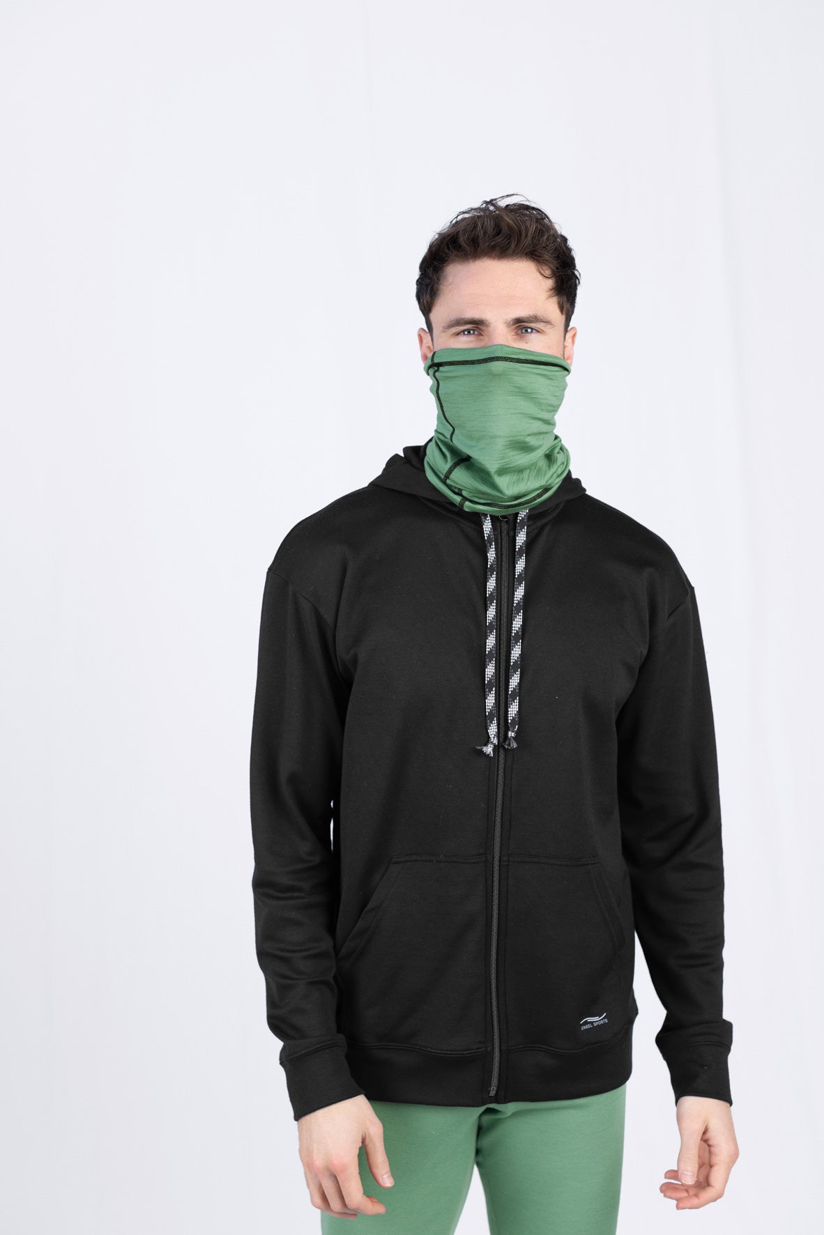 Mann mit schwarzer Jacke und grünem Schal