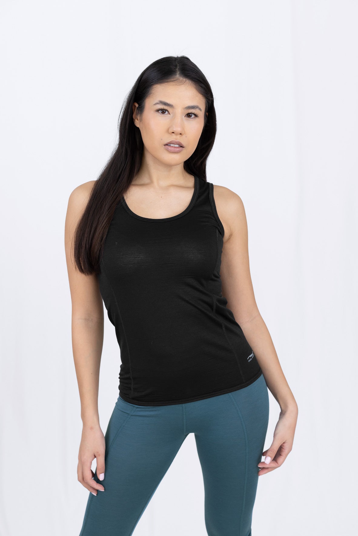 Frau in Schwarzem Top und Blauen Leggings