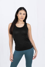 Frau in Schwarzem Top und Blauen Leggings