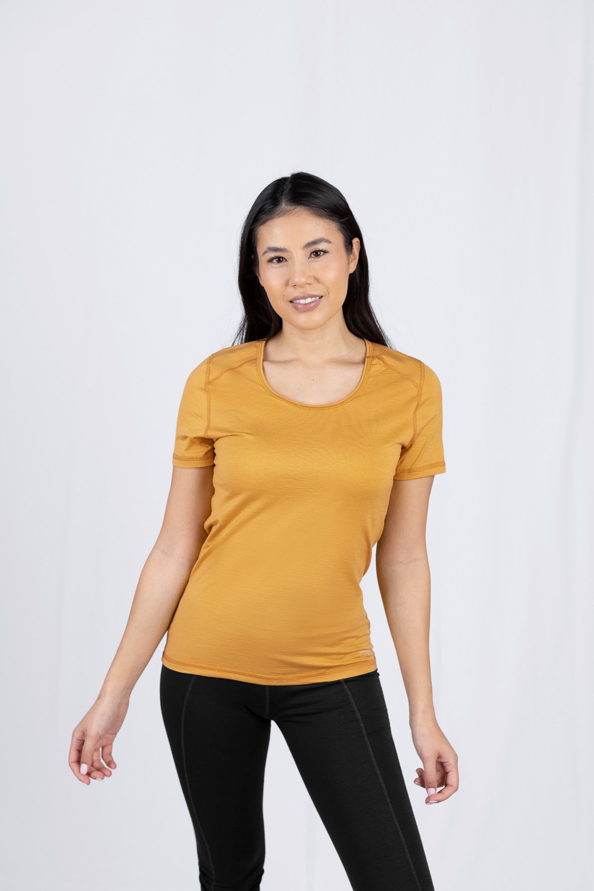 Frau in gelbem T-Shirt und schwarzer Hose