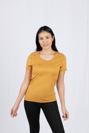 Frau in gelbem T-Shirt und schwarzer Hose
