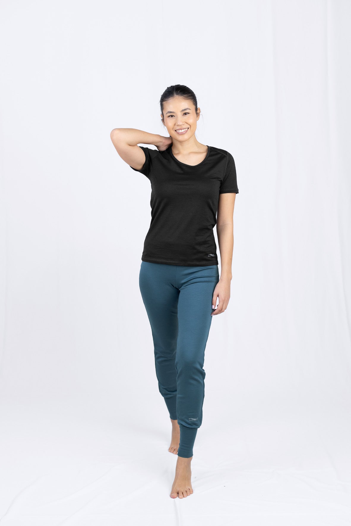 Frau in schwarzer Bluse und türkisen Leggings