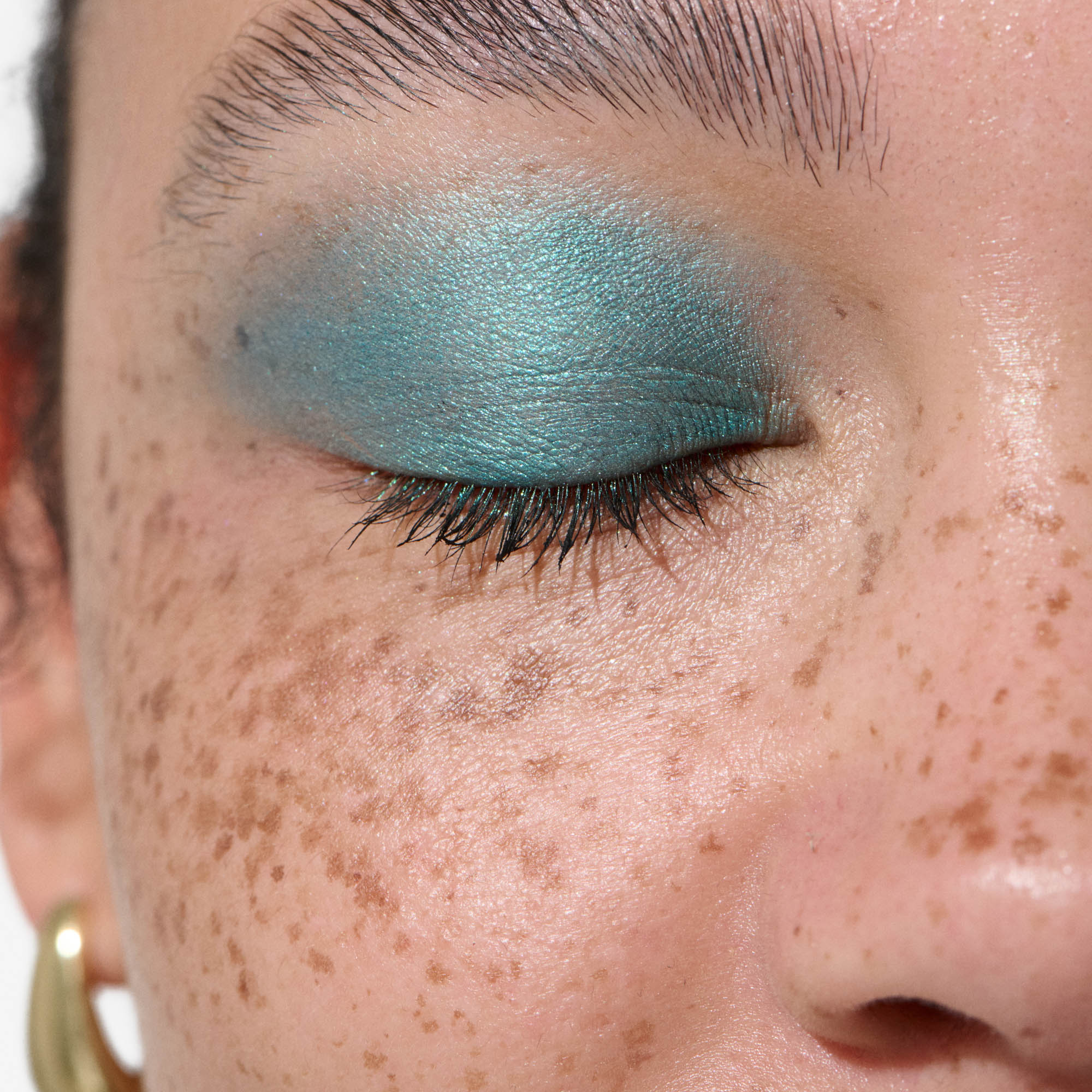 birkenspanner-eyeshadow-anwendung-aqua-illusion-2.jpg