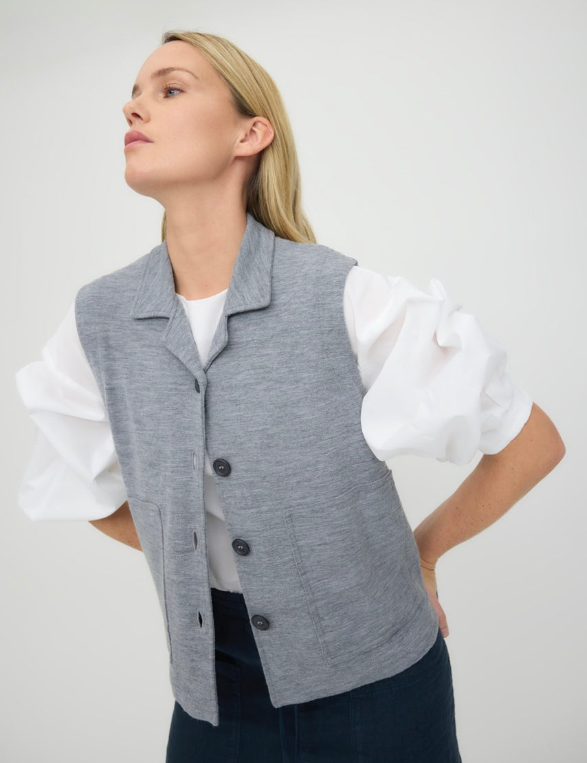 by_basics_merino_wool_vest_2021_col.409_OWN_linen_pants_11033-L_col.104_poplin_blouse_13046-P_col.01_2_Gross.jpg