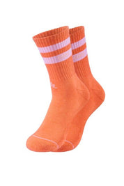 Orangefarbene Socken mit weißen Streifen.