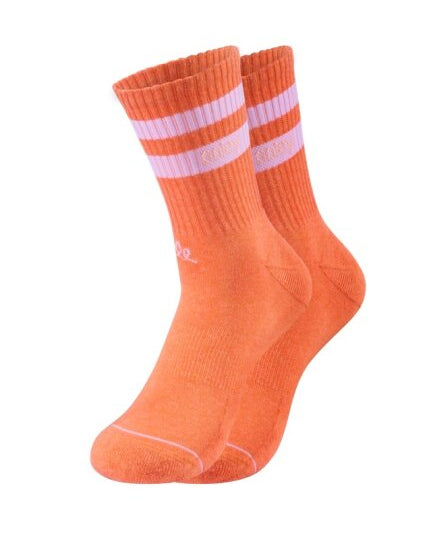 Orangefarbene Socken mit weißen Streifen.