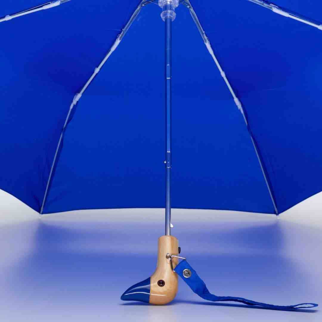Königsblauer kompakter windbeständiger Duckhead-Regenschirm