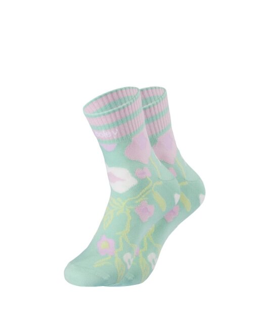 Bunte Socken mit Blumenmuster auf weißem Hintergrund.