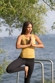 Frau praktiziert Yoga am See