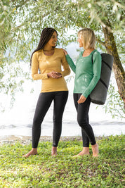 Zwei Frauen unterhalten sich im Grünen am See.