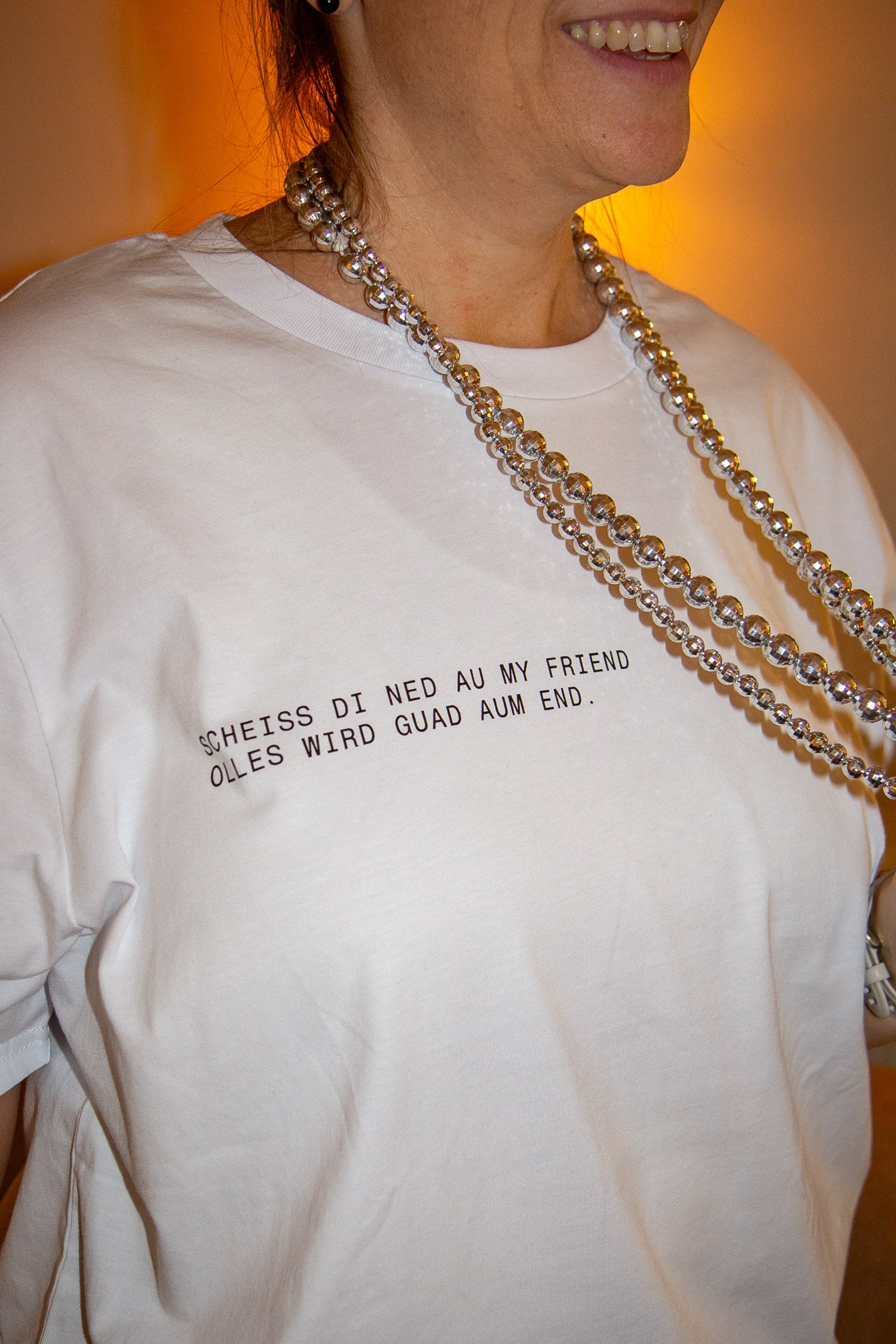 Frau trägt T-Shirt mit österreichischem Spruch