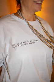 Frau trägt T-Shirt mit österreichischem Spruch