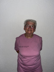 Ältere Frau in rosa T-Shirt lächelt