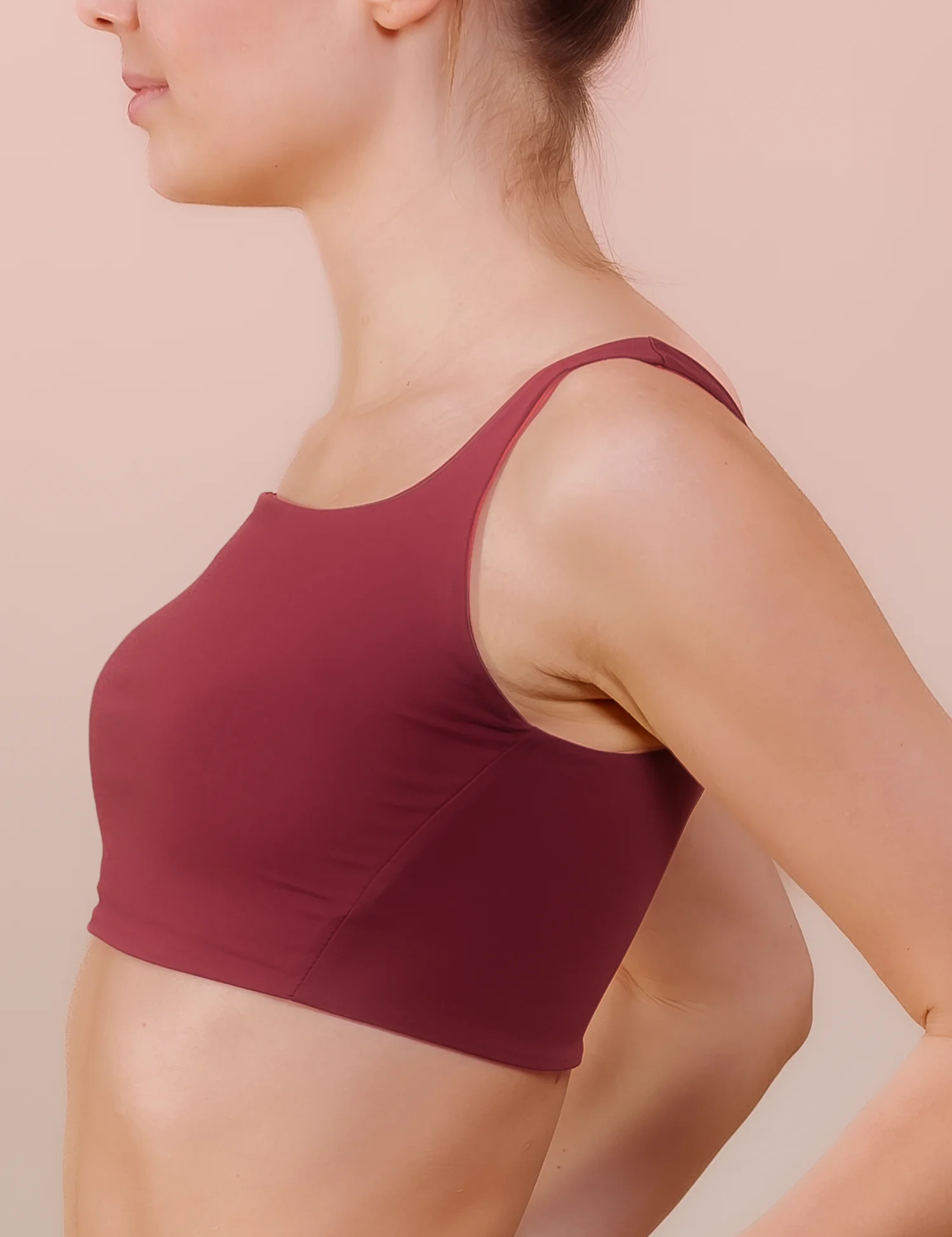 Frau trägt bordeauxrotes Sport-Top.