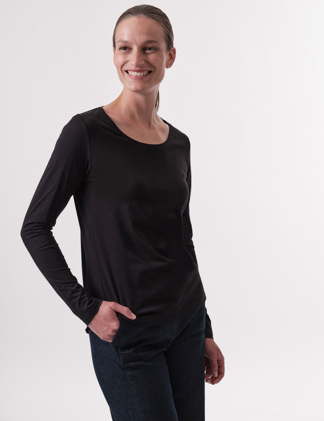 lanius_aw22_12082-00_langarmshirt_black_01-1-2_ff1ead5a-dd66-4ec8-9f4d-82cfba5d8259.jpg