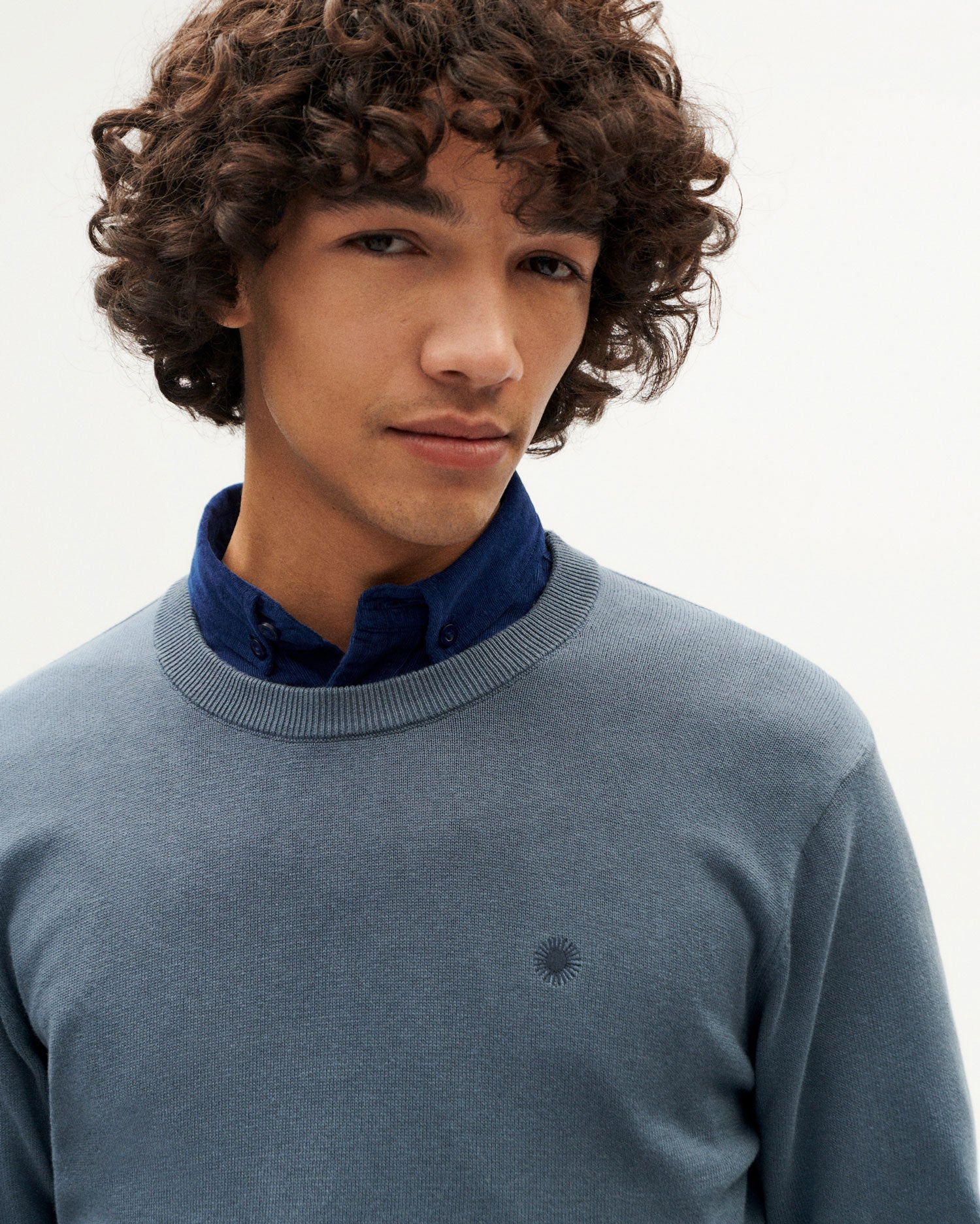 Junger Mann in blauer Jacke und Hemd