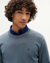 Junger Mann in blauer Jacke und Hemd