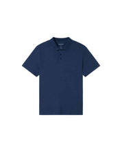 Blauer Herren-Poloshirt isoliert