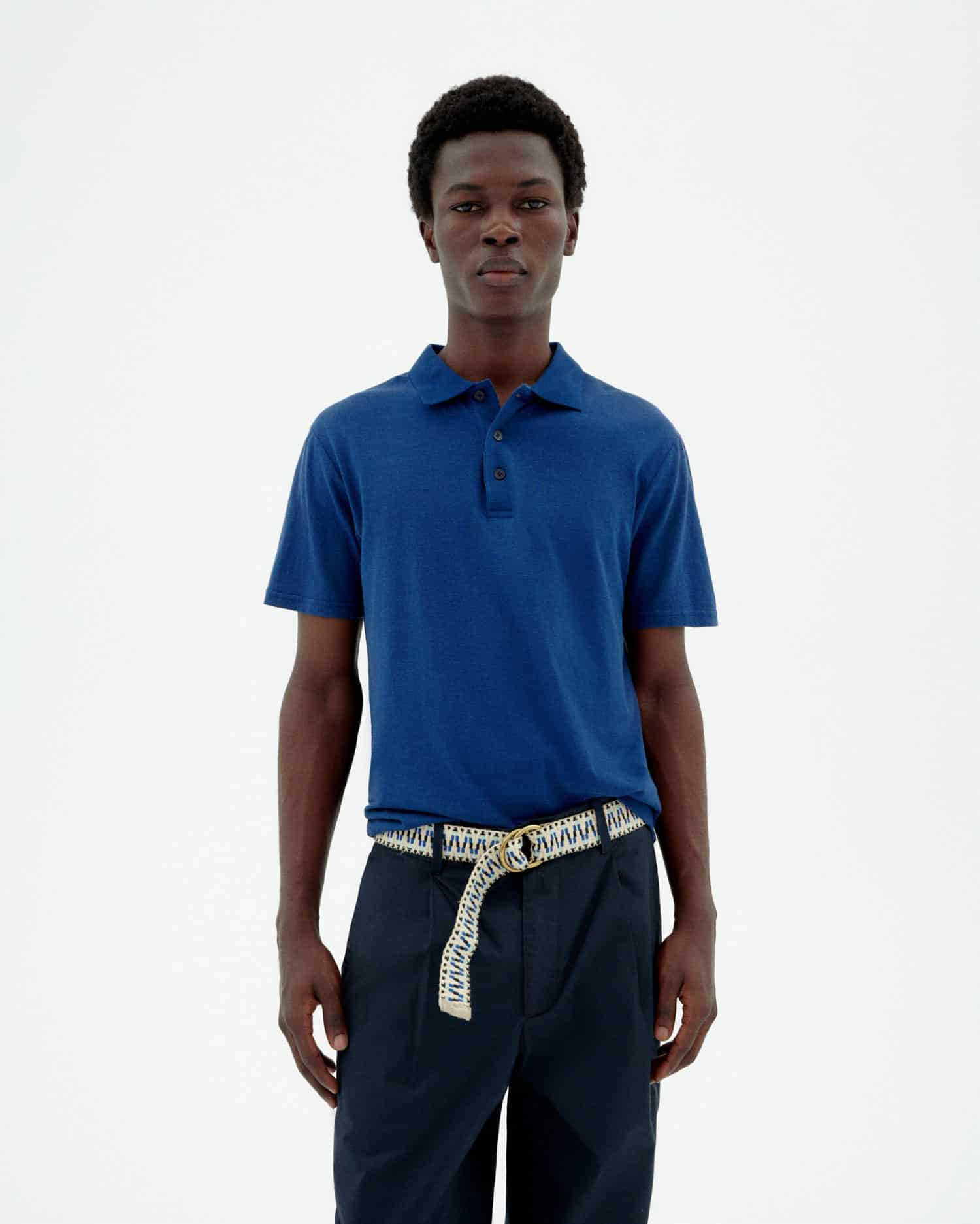 Mann in blauem Poloshirt und dunkler Hose