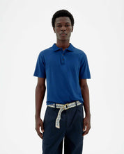 Mann in blauem Poloshirt und dunkler Hose