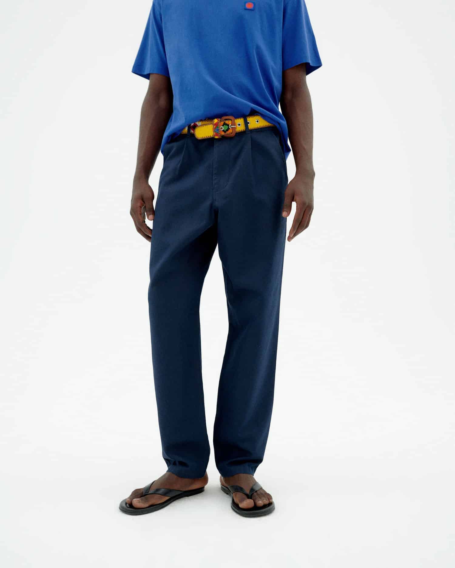 Mann trägt blaue Hose und bunten Gürtel
