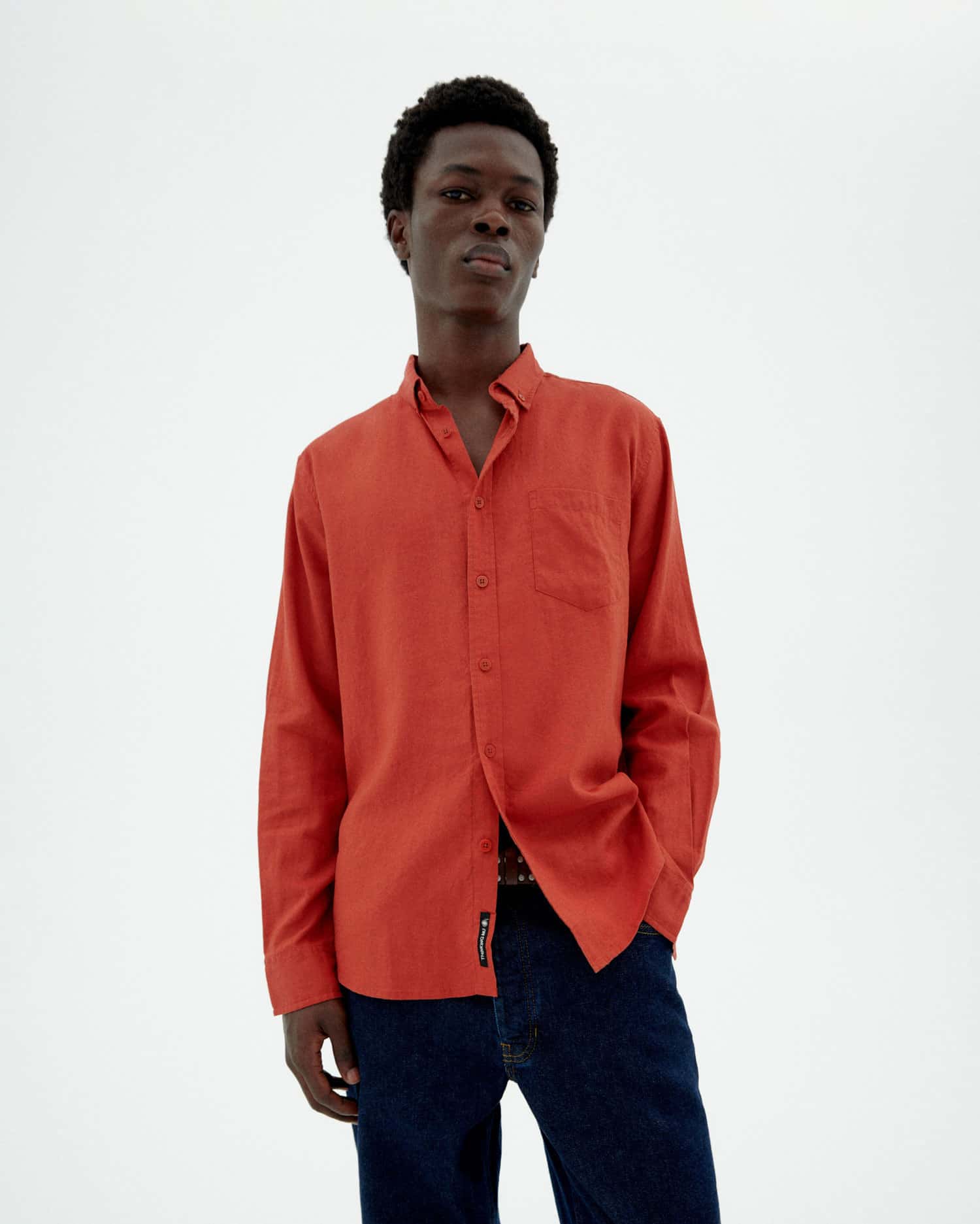 Mann in orange Hemd und Jeans