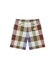 Karierte Shorts in verschiedenen Farben auf grünem Hintergrund.