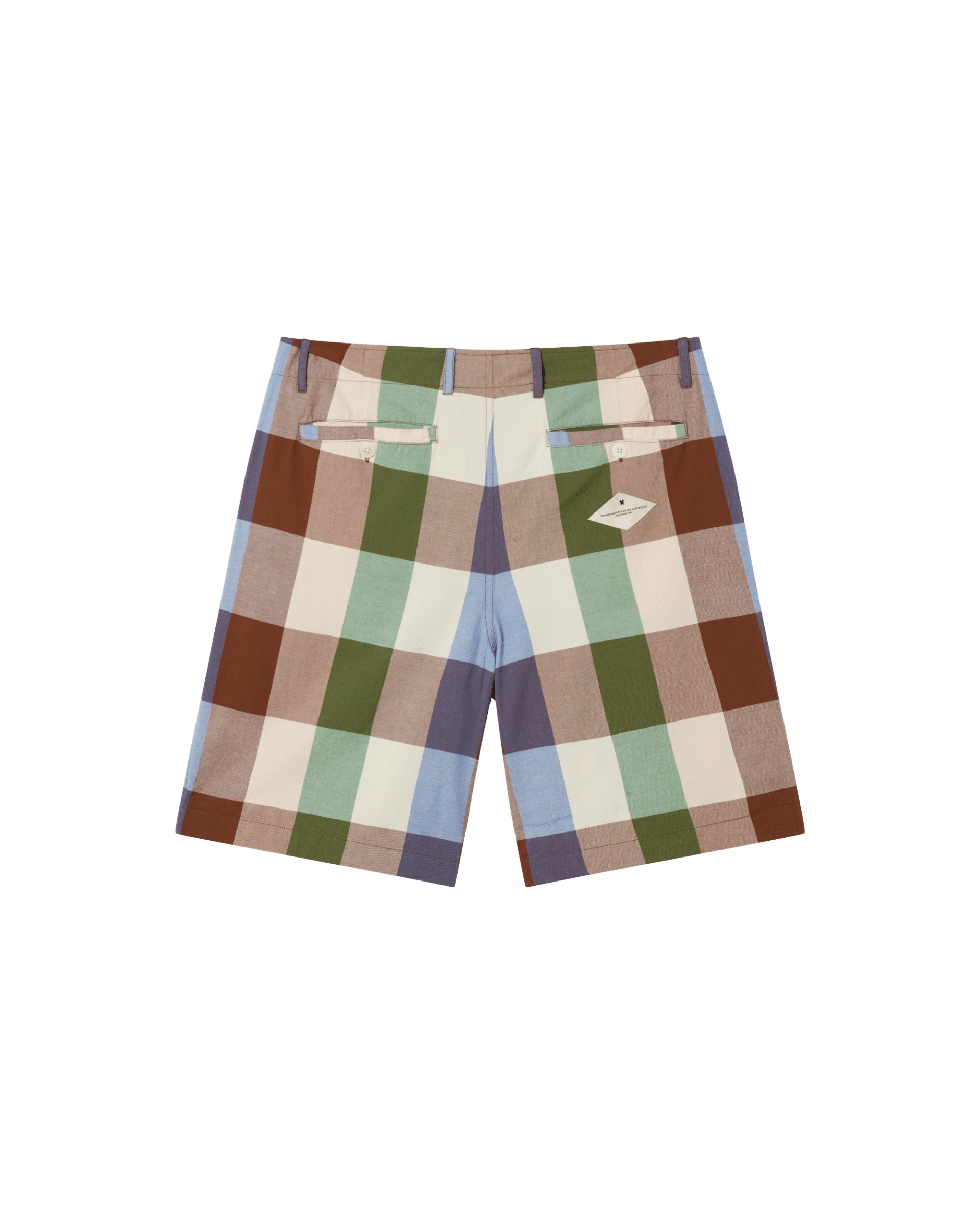 Karierte Shorts in verschiedenen Farben auf grünem Hintergrund.
