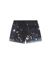 Schwarze Shorts mit Weltraum- und Blumenmuster.