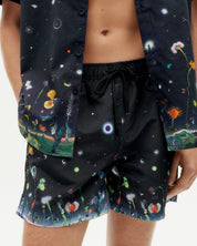 Badeshorts mit Weltraum- und Blumenmuster.