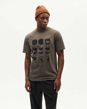 Mann in beiger Mütze und bedrucktem T-Shirt