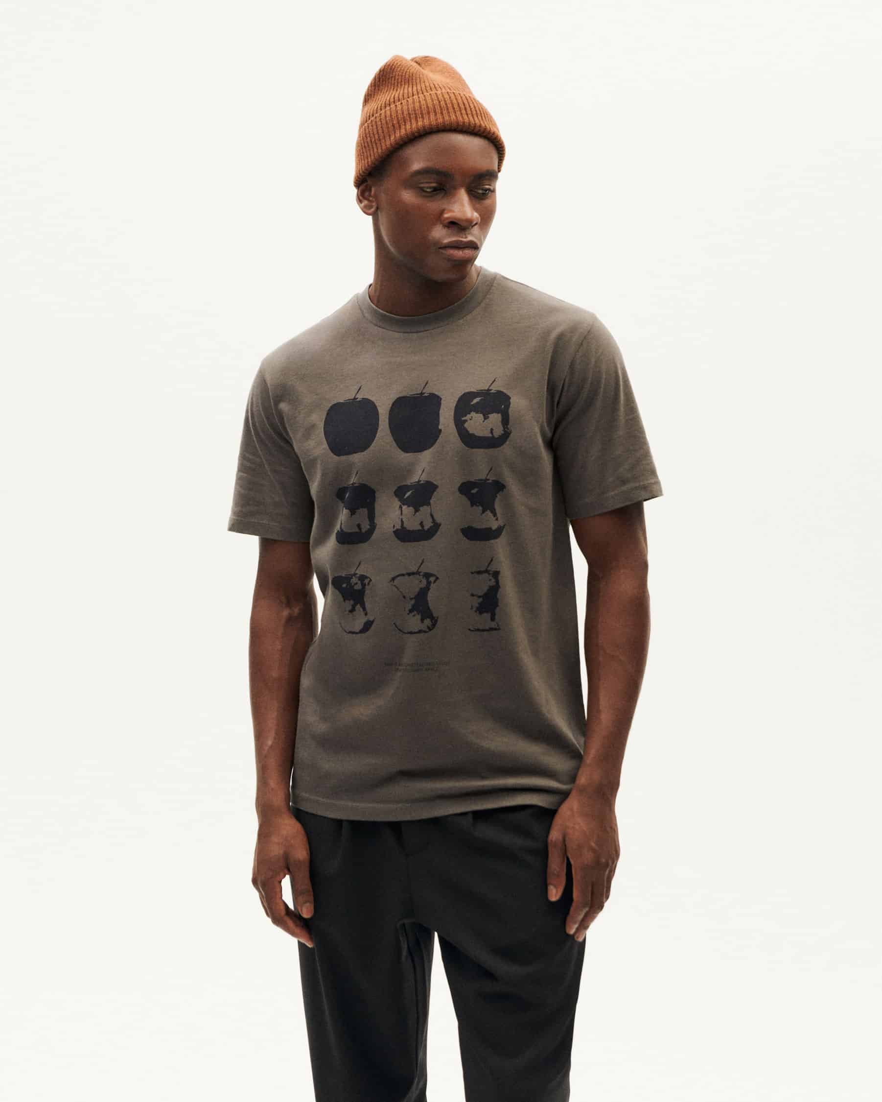 Mann in beiger Mütze und bedrucktem T-Shirt